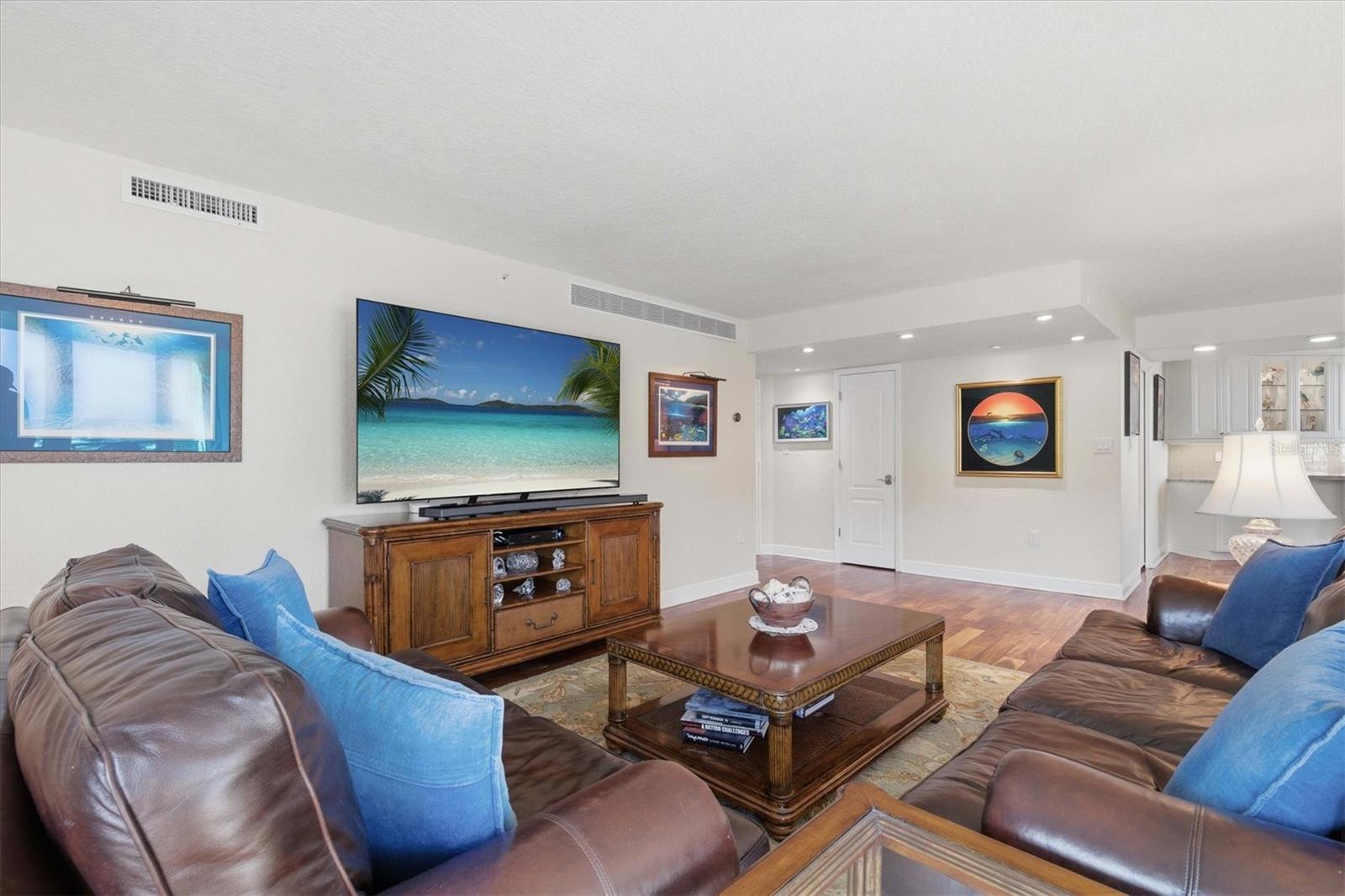 Image 7 of 49 For 690 Island Way 810