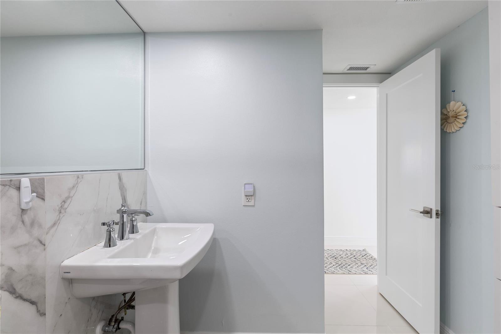 Image 30 of 53 For 675 Gulfview Boulevard 704