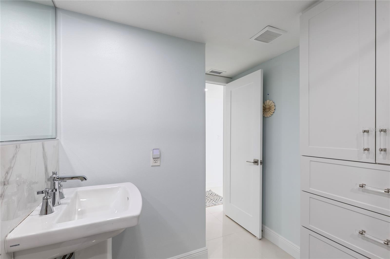 Image 31 of 53 For 675 Gulfview Boulevard 704