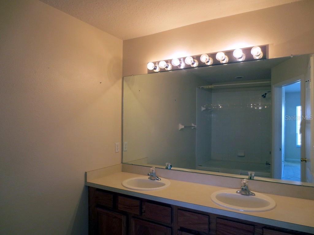 Image 9 of 13 For 1038 Vista Cay Court