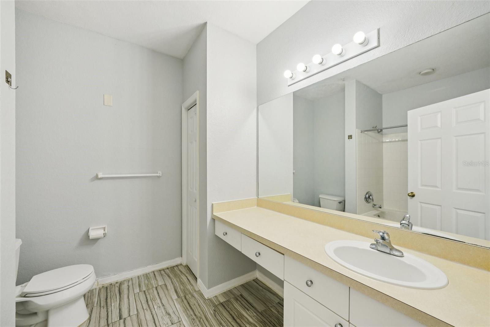 Image 19 of 29 For 18001 Richmond Place Drive 117