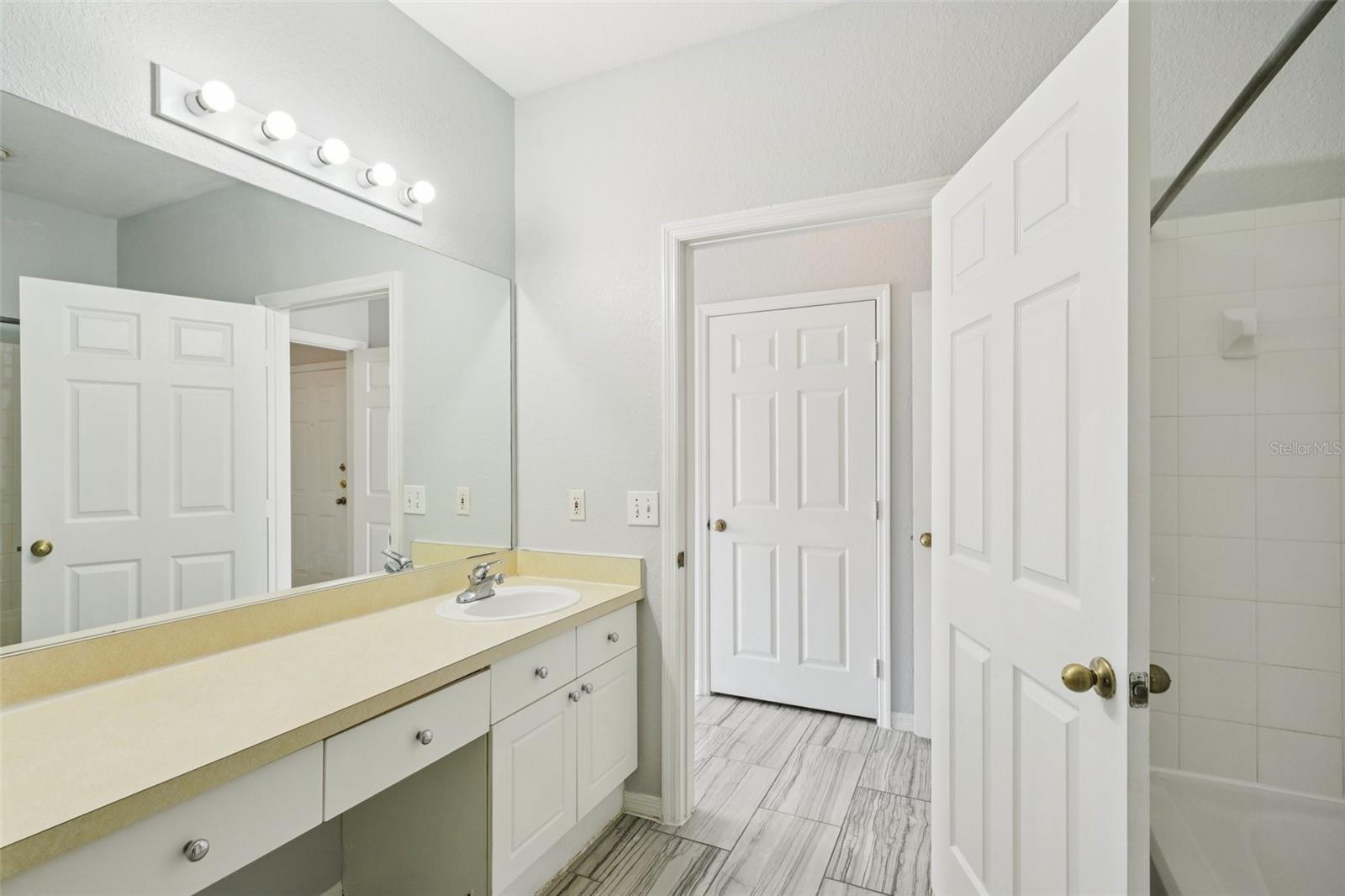 Image 20 of 29 For 18001 Richmond Place Drive 117