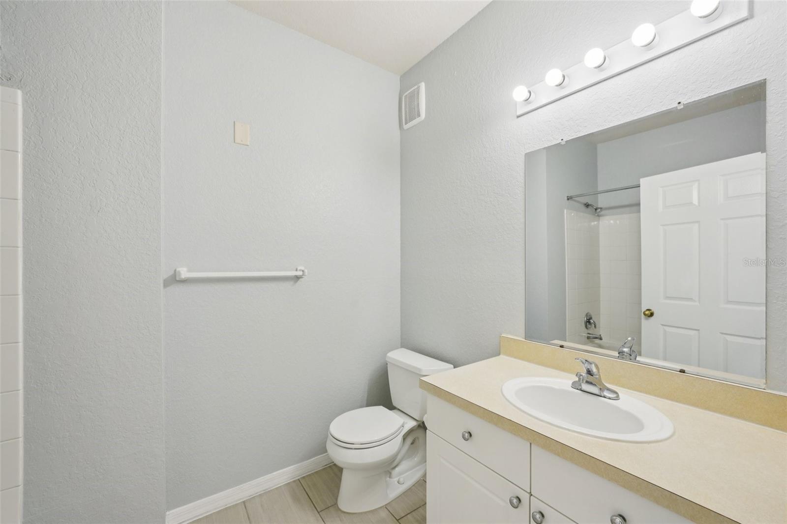 Image 27 of 29 For 18001 Richmond Place Drive 117