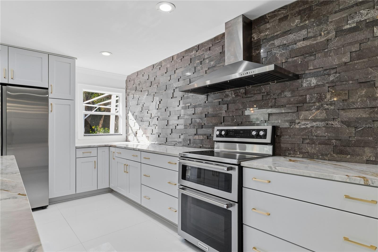 Listing photo id 8 for 3630 Beach Drive