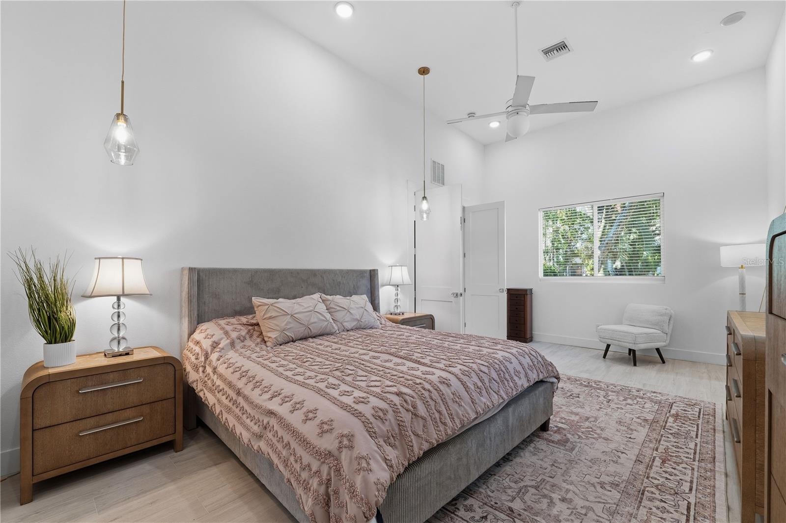 Listing photo id 10 for 3630 Beach Drive