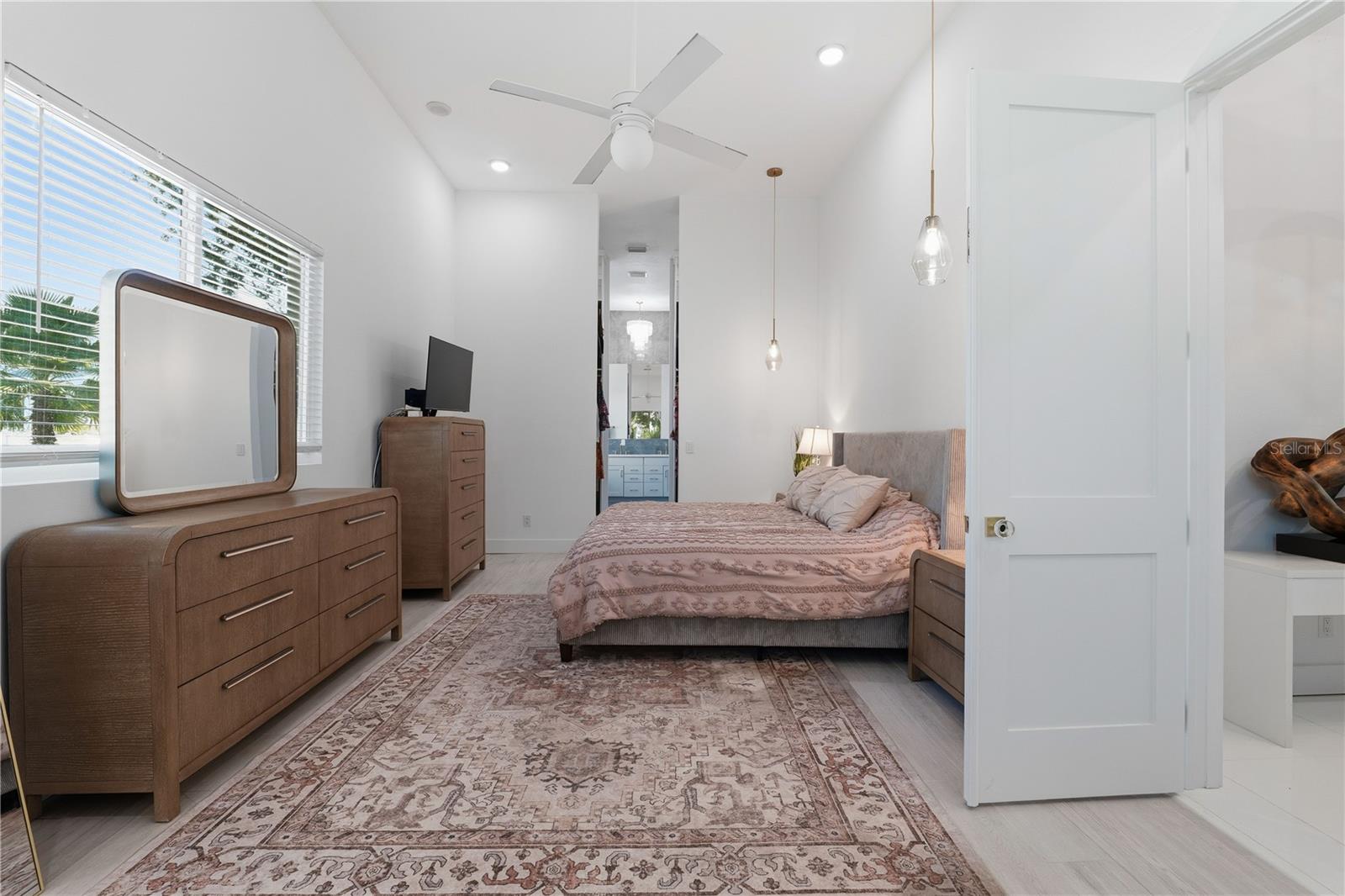 Listing photo id 11 for 3630 Beach Drive