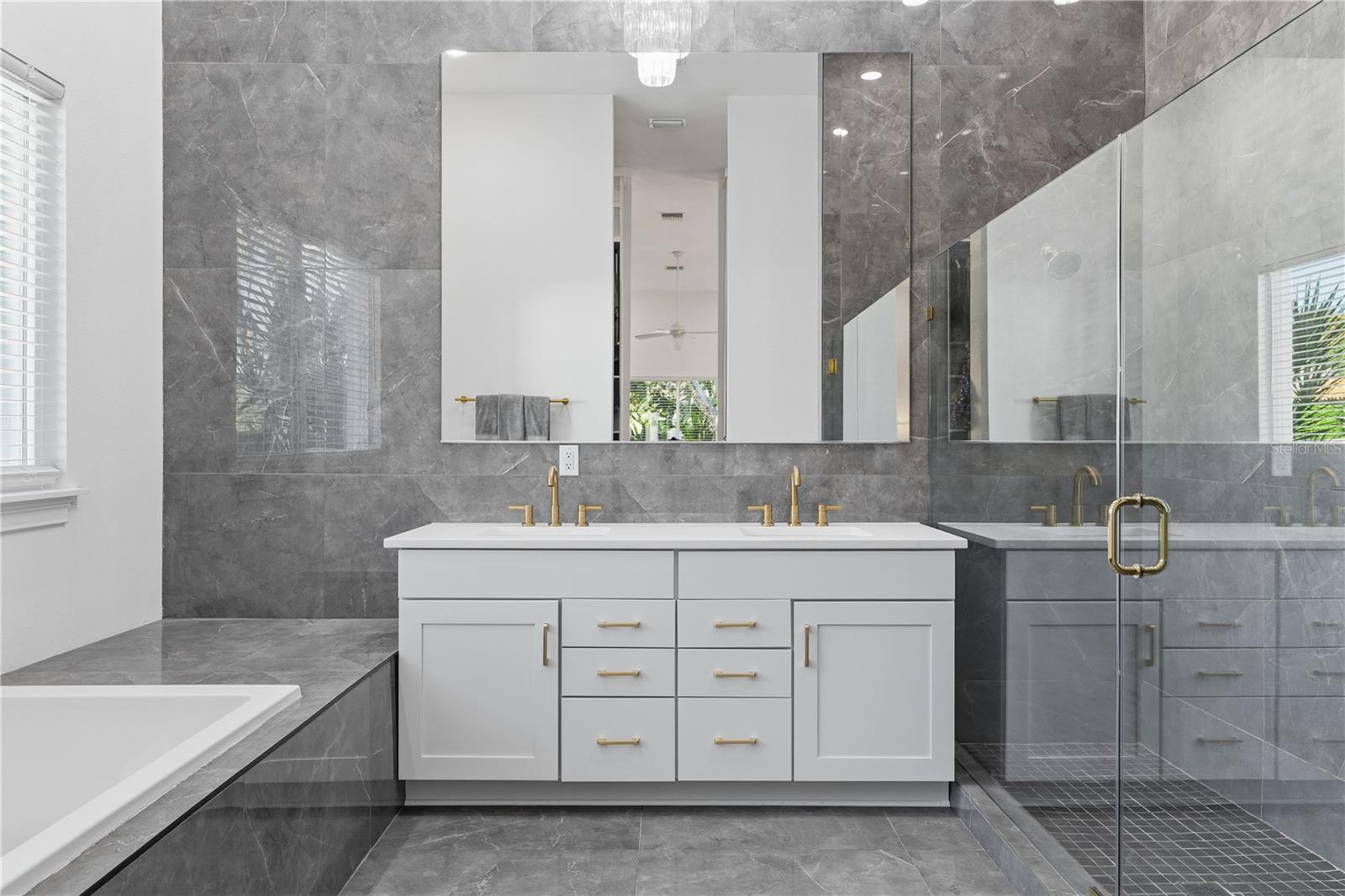 Listing photo id 12 for 3630 Beach Drive