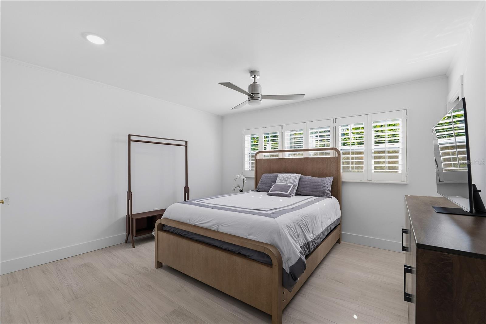 Listing photo id 16 for 3630 Beach Drive