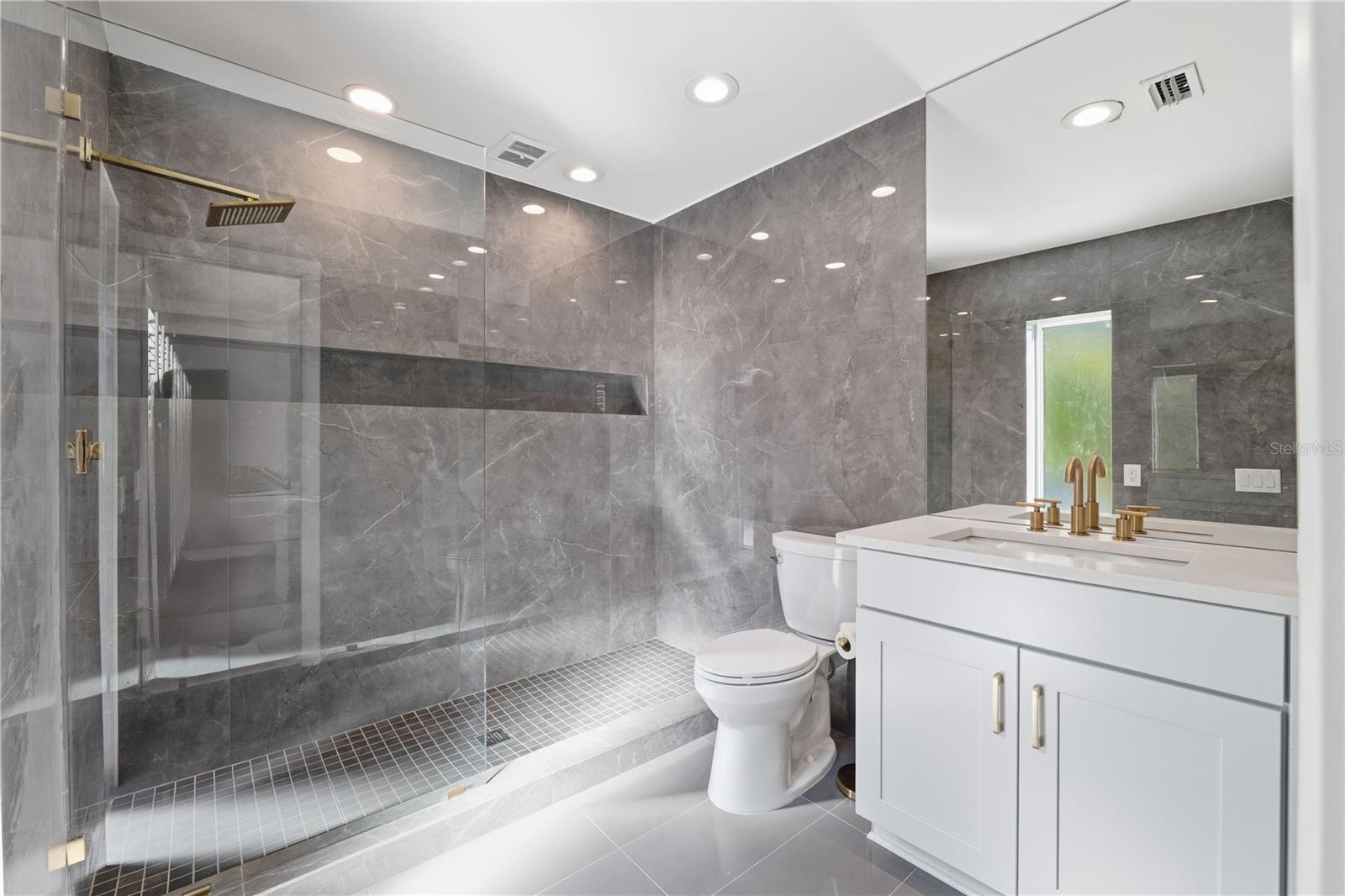 Listing photo id 17 for 3630 Beach Drive