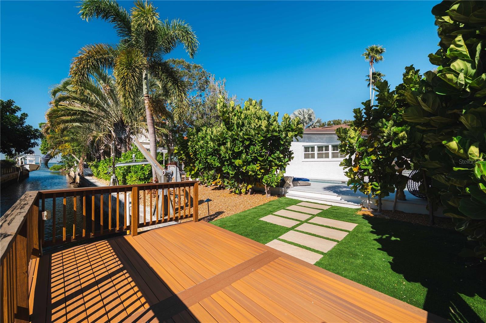 Listing photo id 25 for 3630 Beach Drive