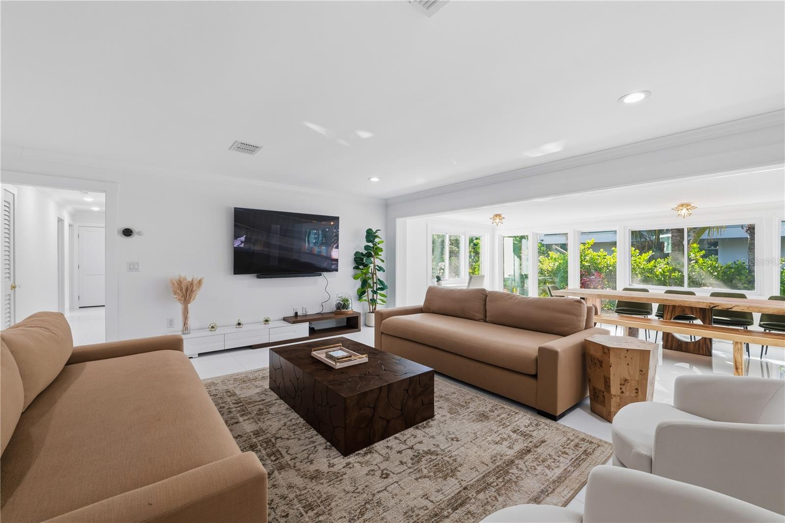 Listing photo id 3 for 3630 Beach Drive