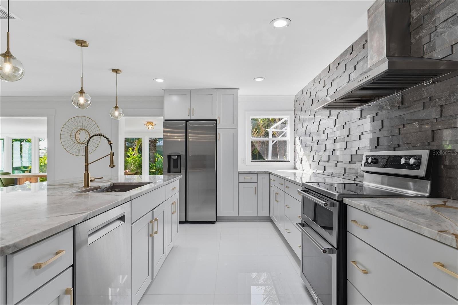 Listing photo id 6 for 3630 Beach Drive