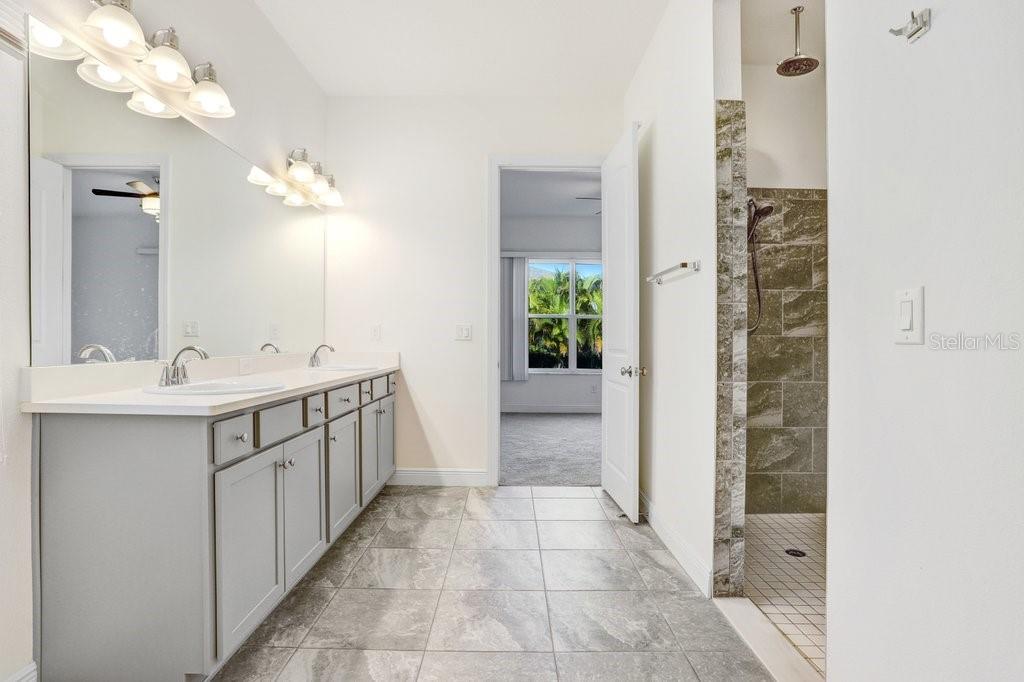 Image 21 of 38 For 16711 Courtyard Loop