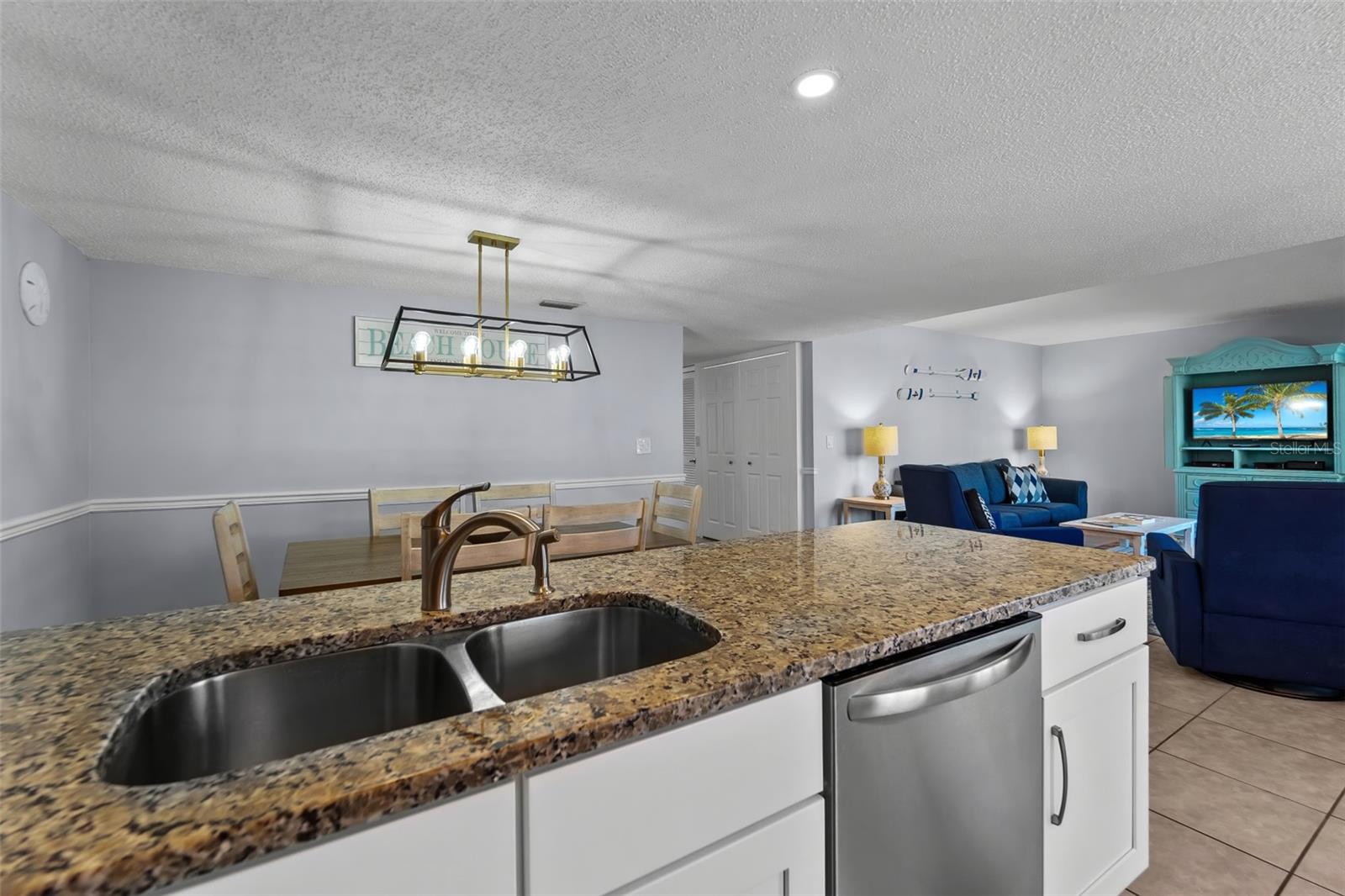 Image 11 of 42 For 19725 Gulf Boulevard 13