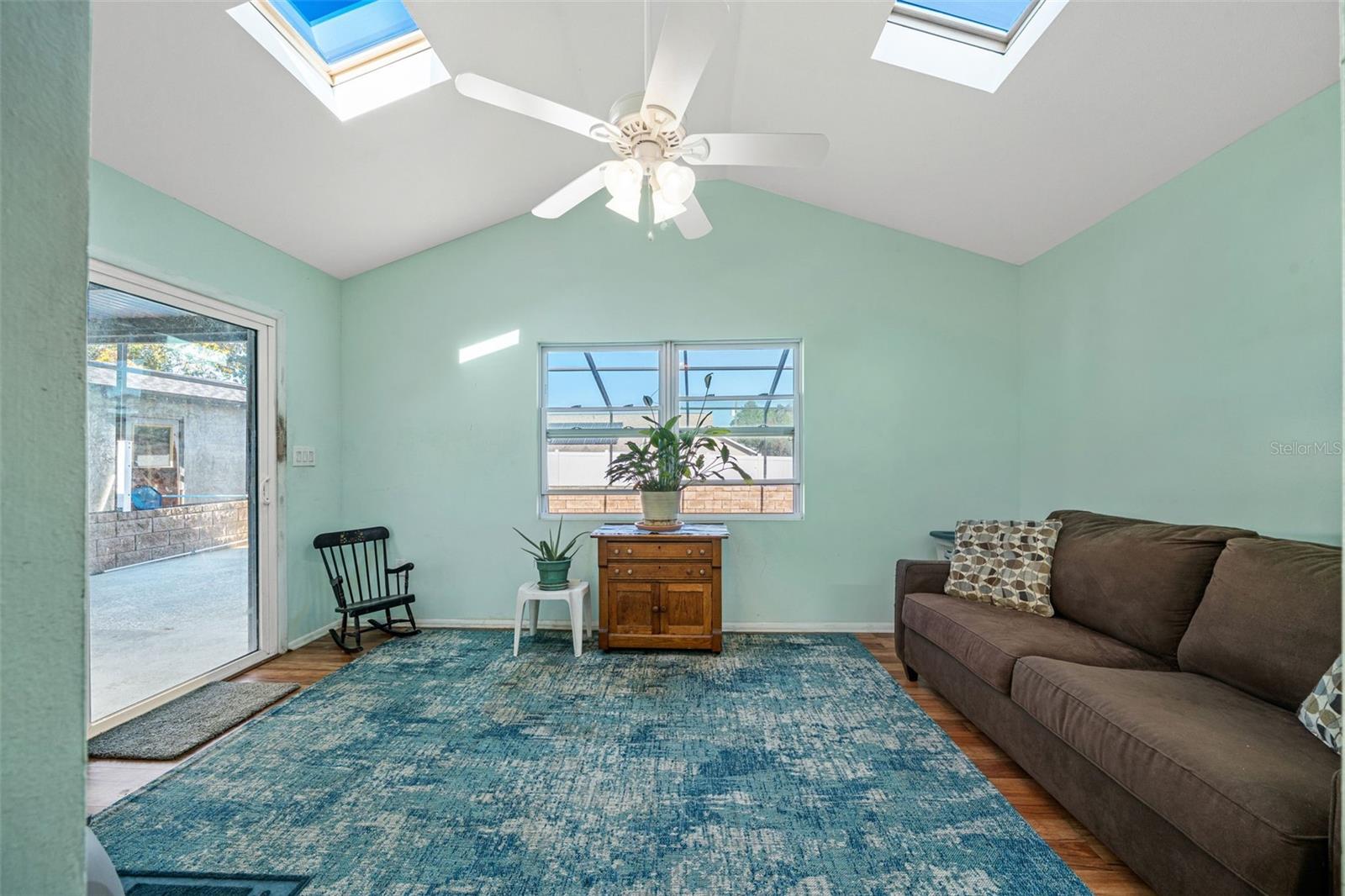 Listing photo id 11 for 9061 Byron Street