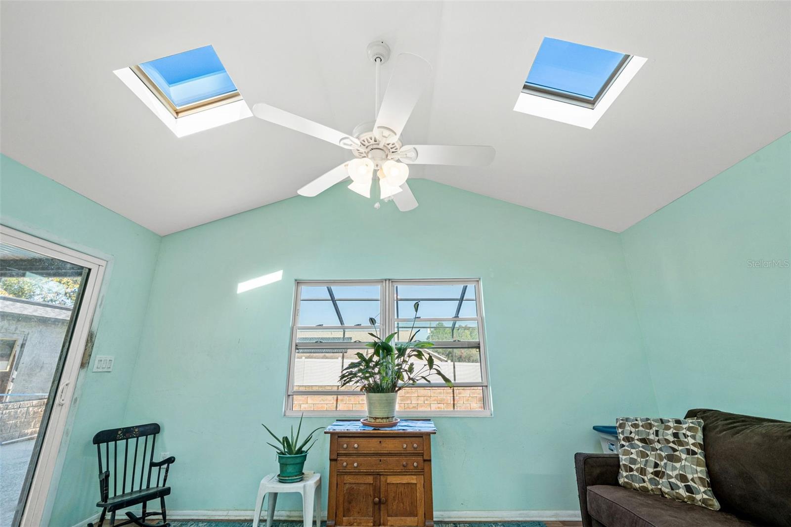 Listing photo id 12 for 9061 Byron Street