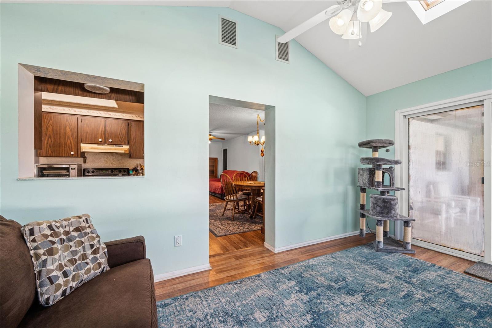 Listing photo id 14 for 9061 Byron Street