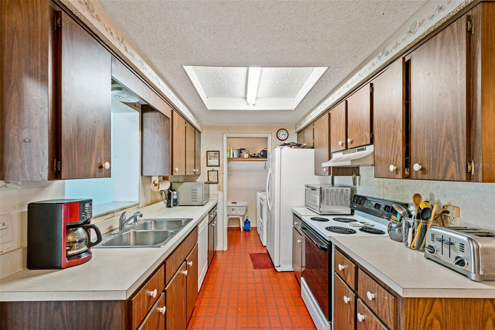 Listing photo id 15 for 9061 Byron Street