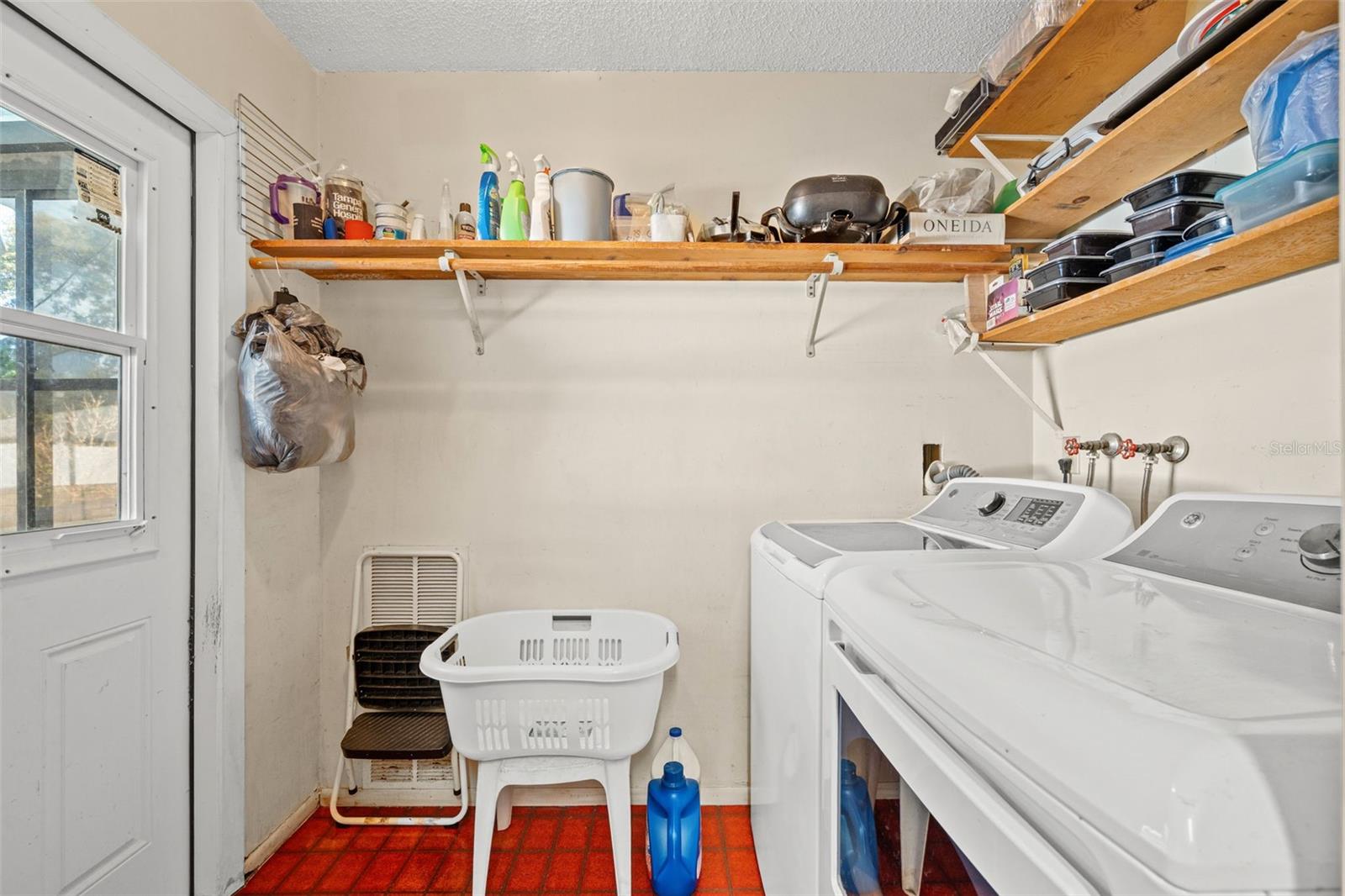 Listing photo id 16 for 9061 Byron Street