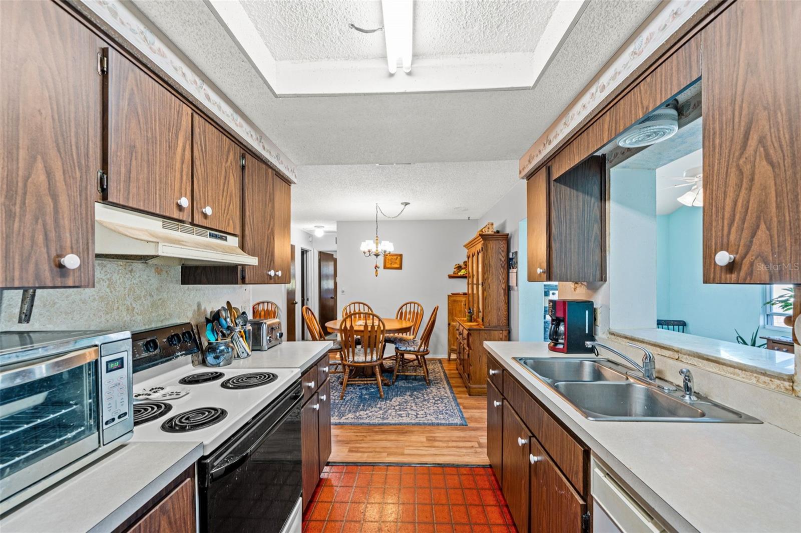 Listing photo id 17 for 9061 Byron Street