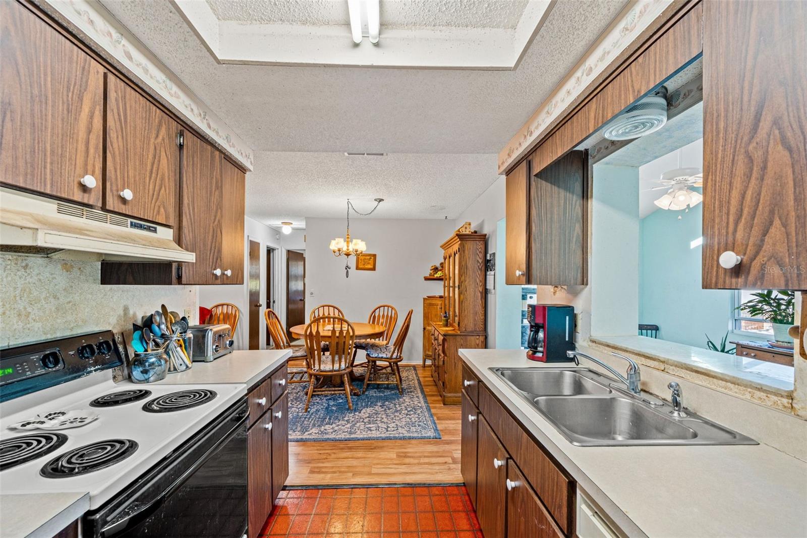 Listing photo id 18 for 9061 Byron Street