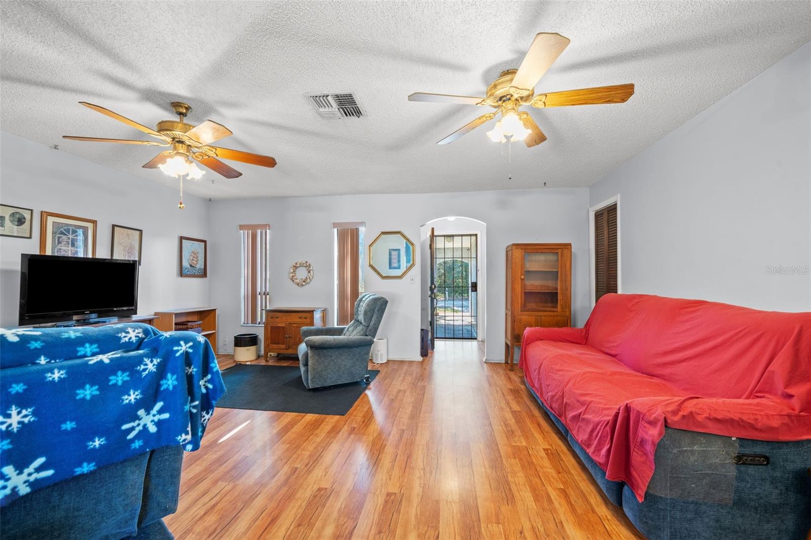 Listing photo id 19 for 9061 Byron Street