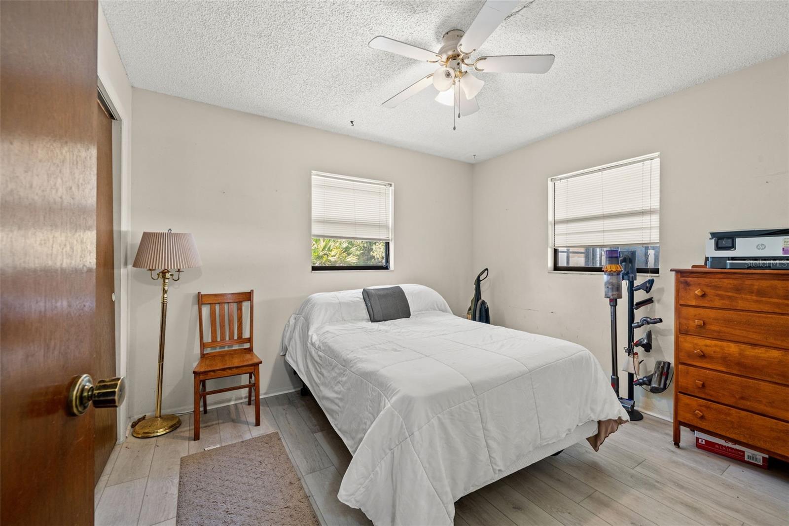 Listing photo id 21 for 9061 Byron Street