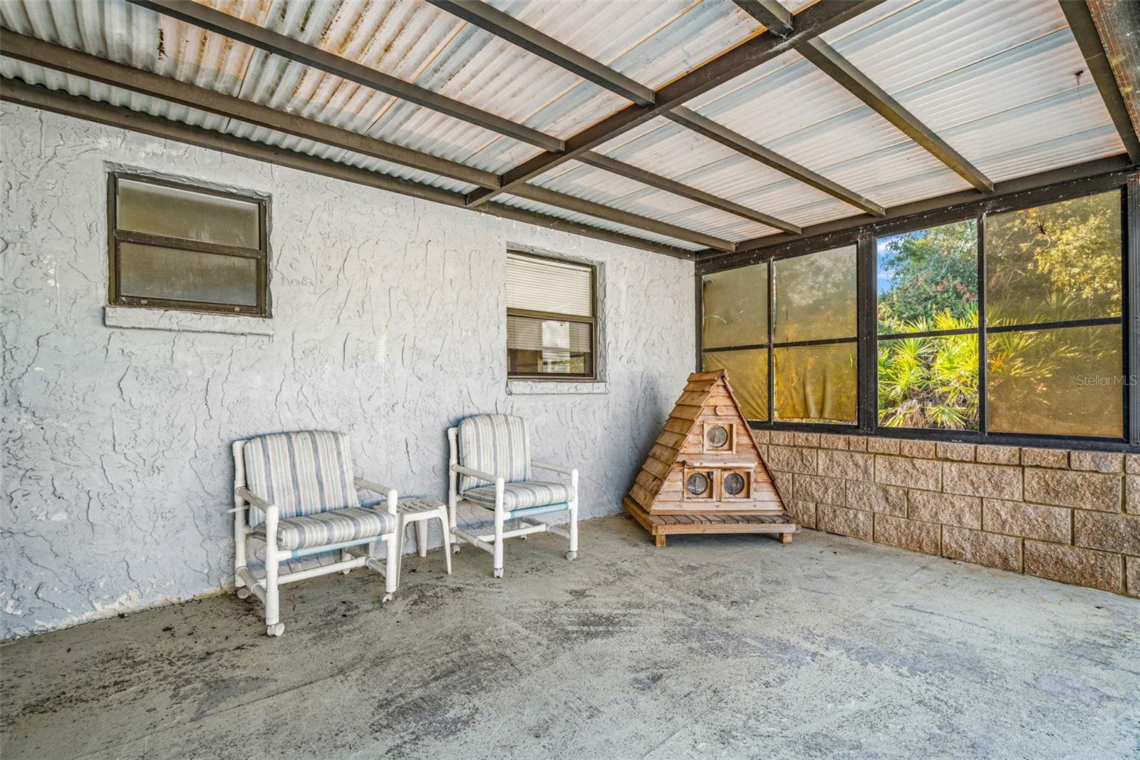 Listing photo id 25 for 9061 Byron Street