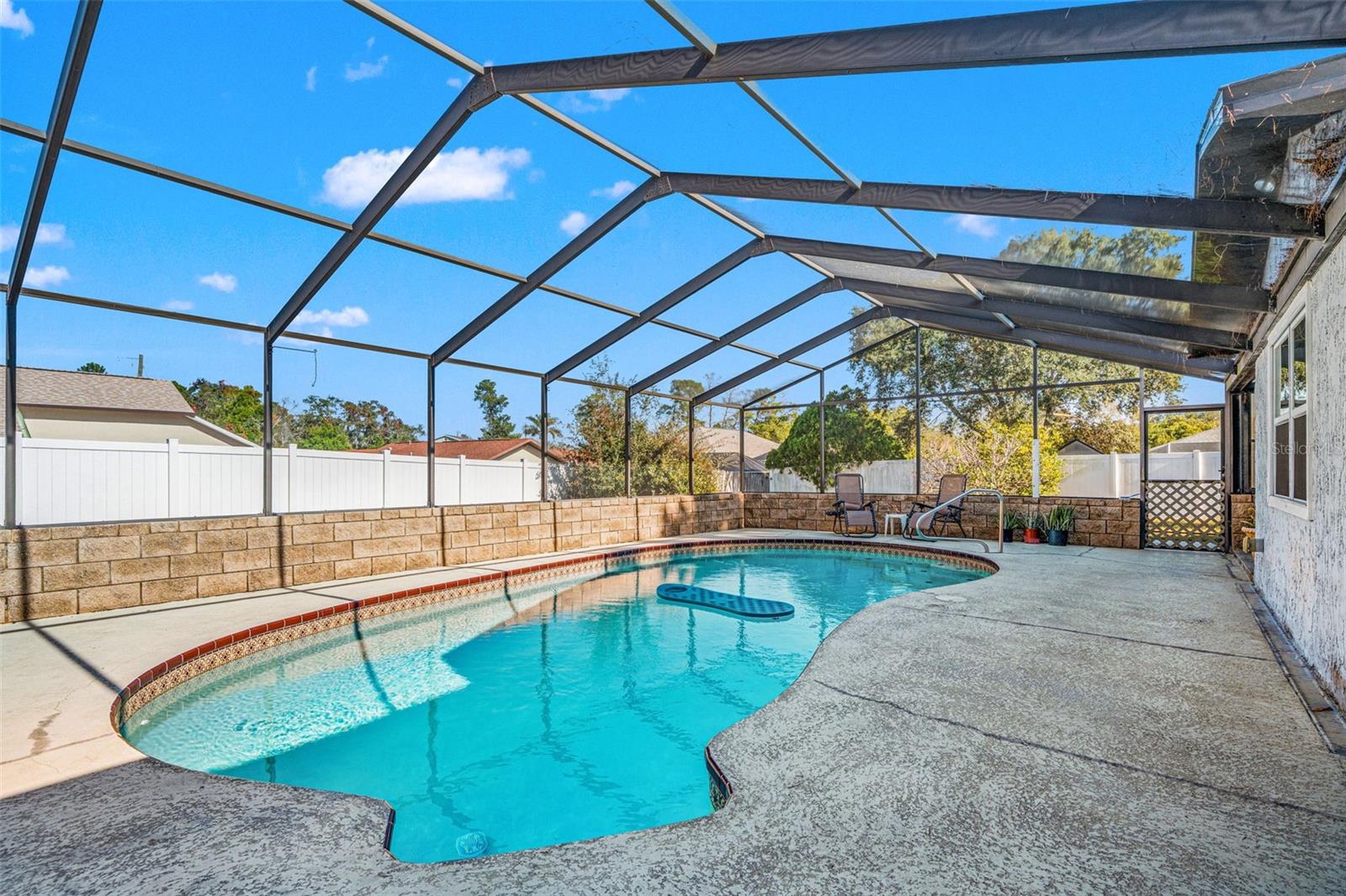 Listing photo id 26 for 9061 Byron Street