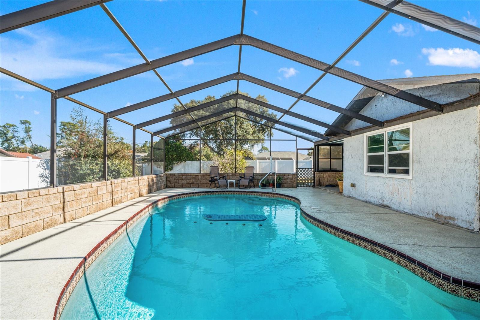 Listing photo id 27 for 9061 Byron Street