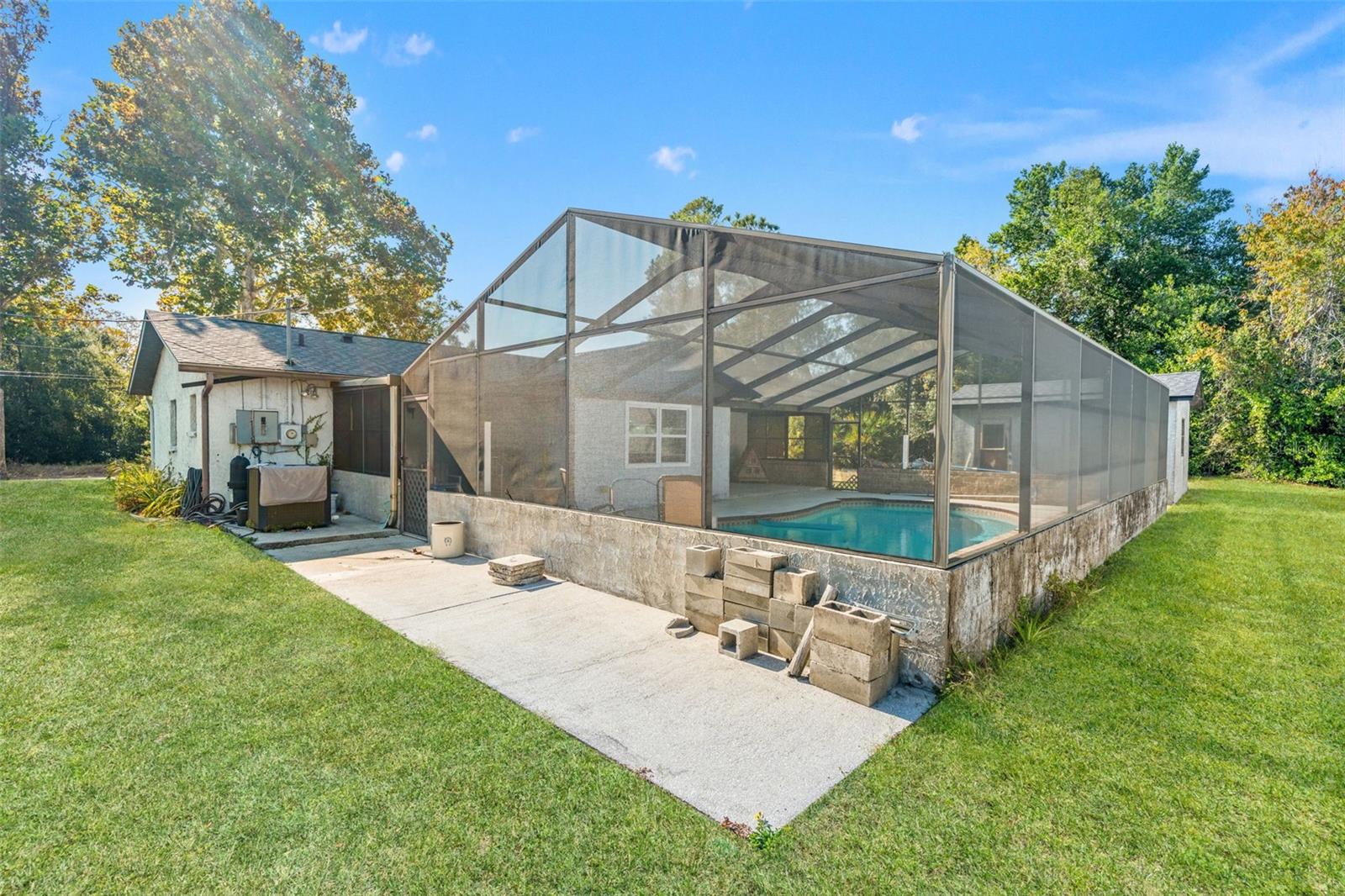 Listing photo id 29 for 9061 Byron Street