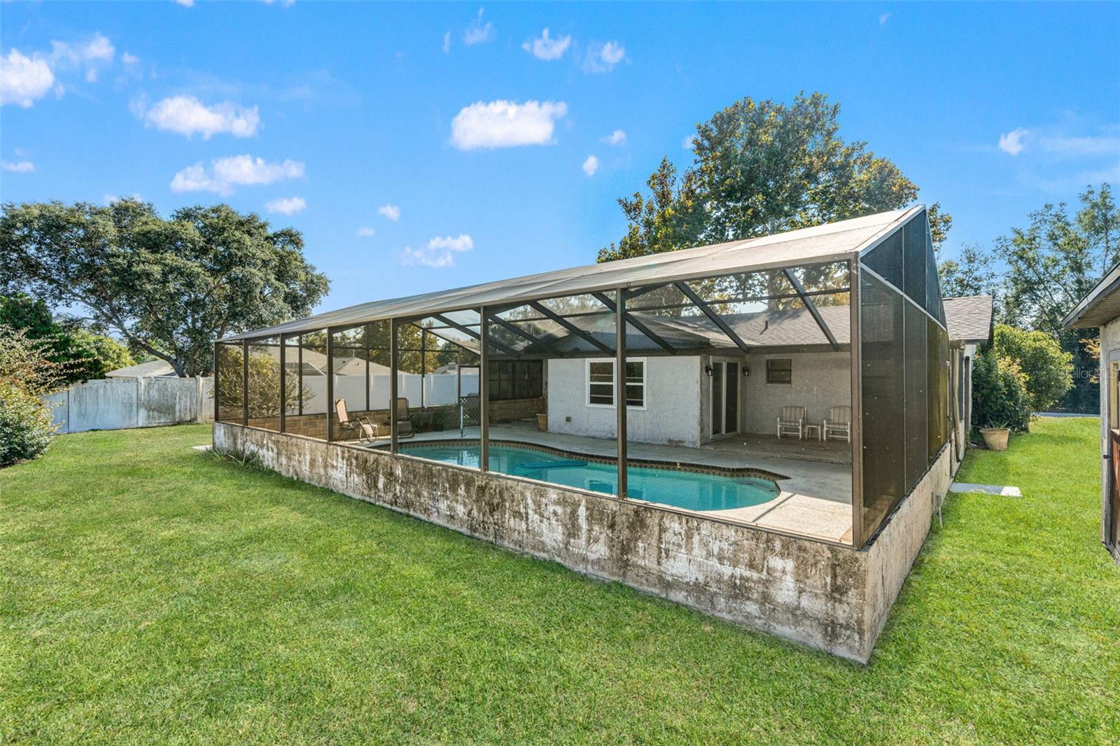 Listing photo id 30 for 9061 Byron Street