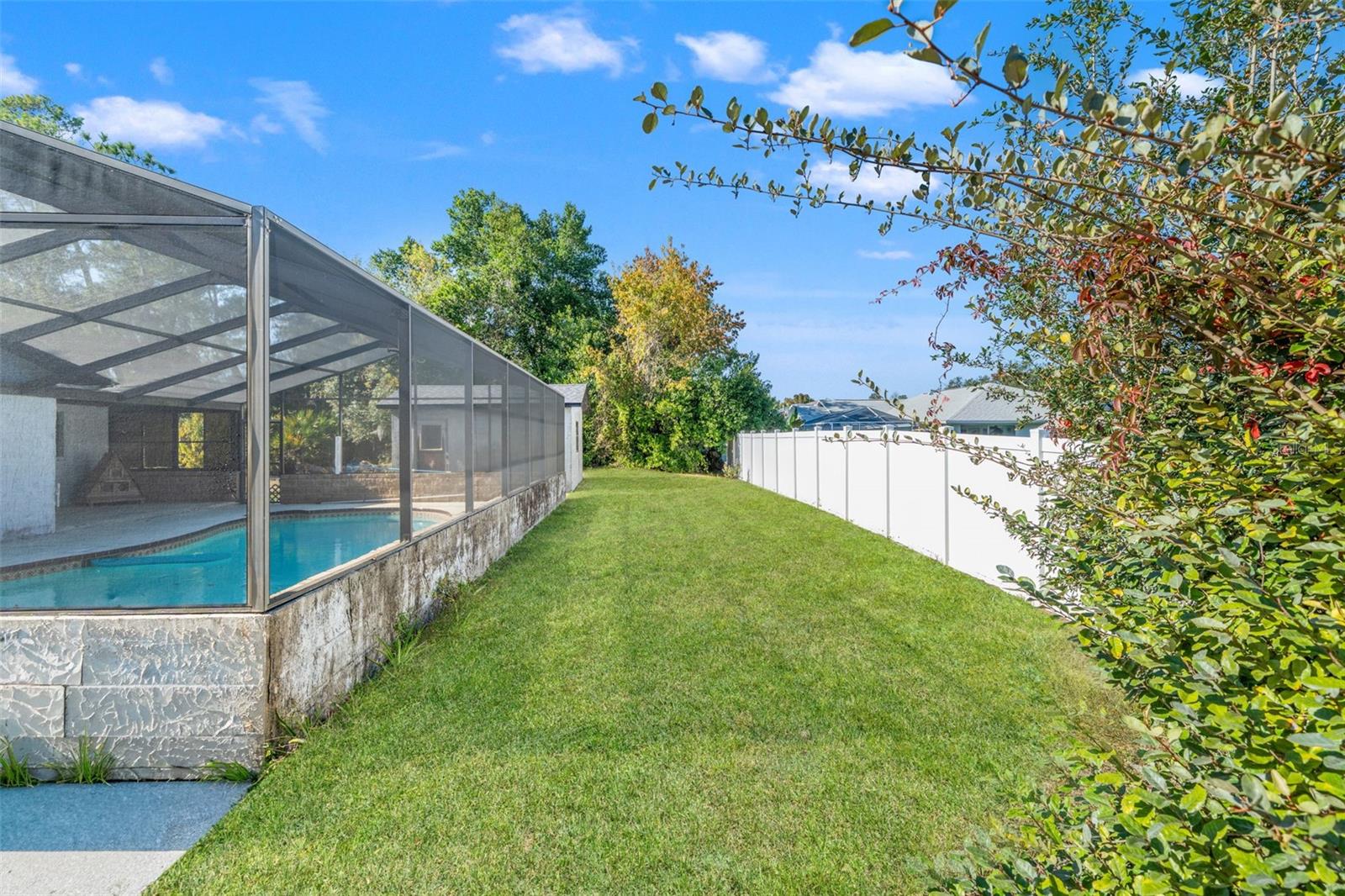 Listing photo id 32 for 9061 Byron Street