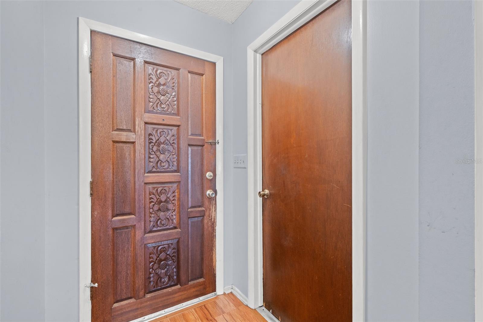 Listing photo id 2 for 9061 Byron Street