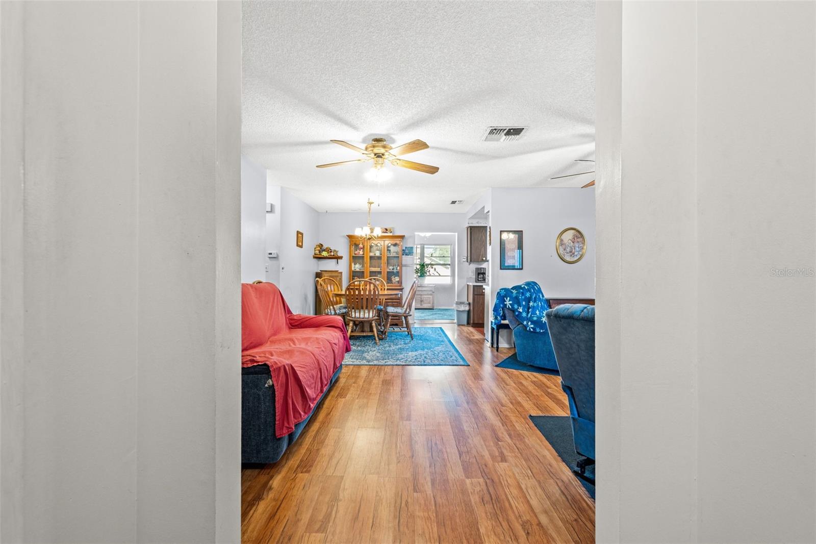Listing photo id 3 for 9061 Byron Street