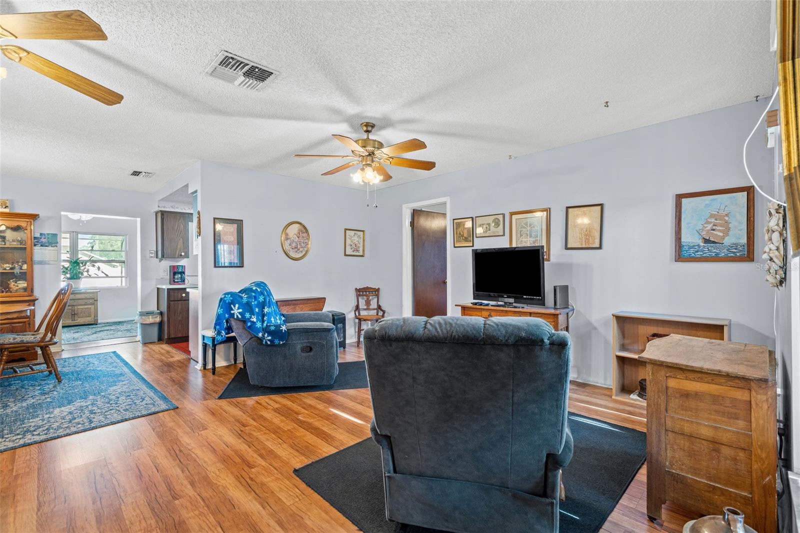 Listing photo id 4 for 9061 Byron Street