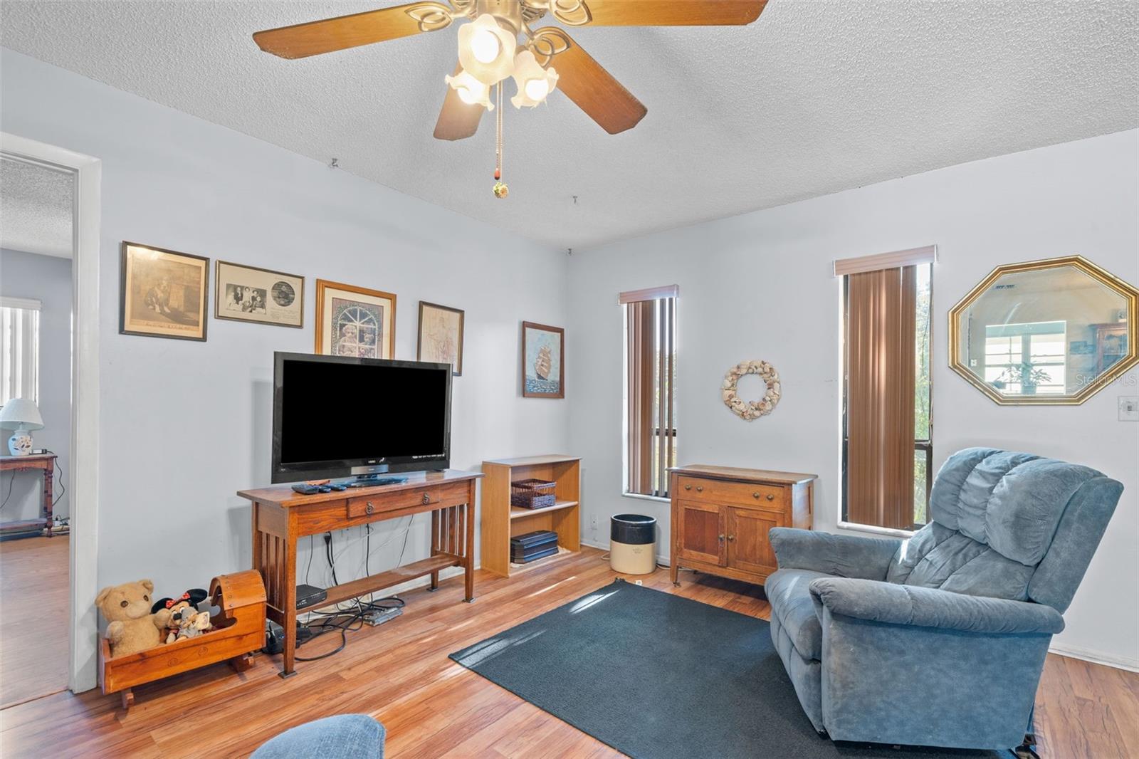 Listing photo id 5 for 9061 Byron Street