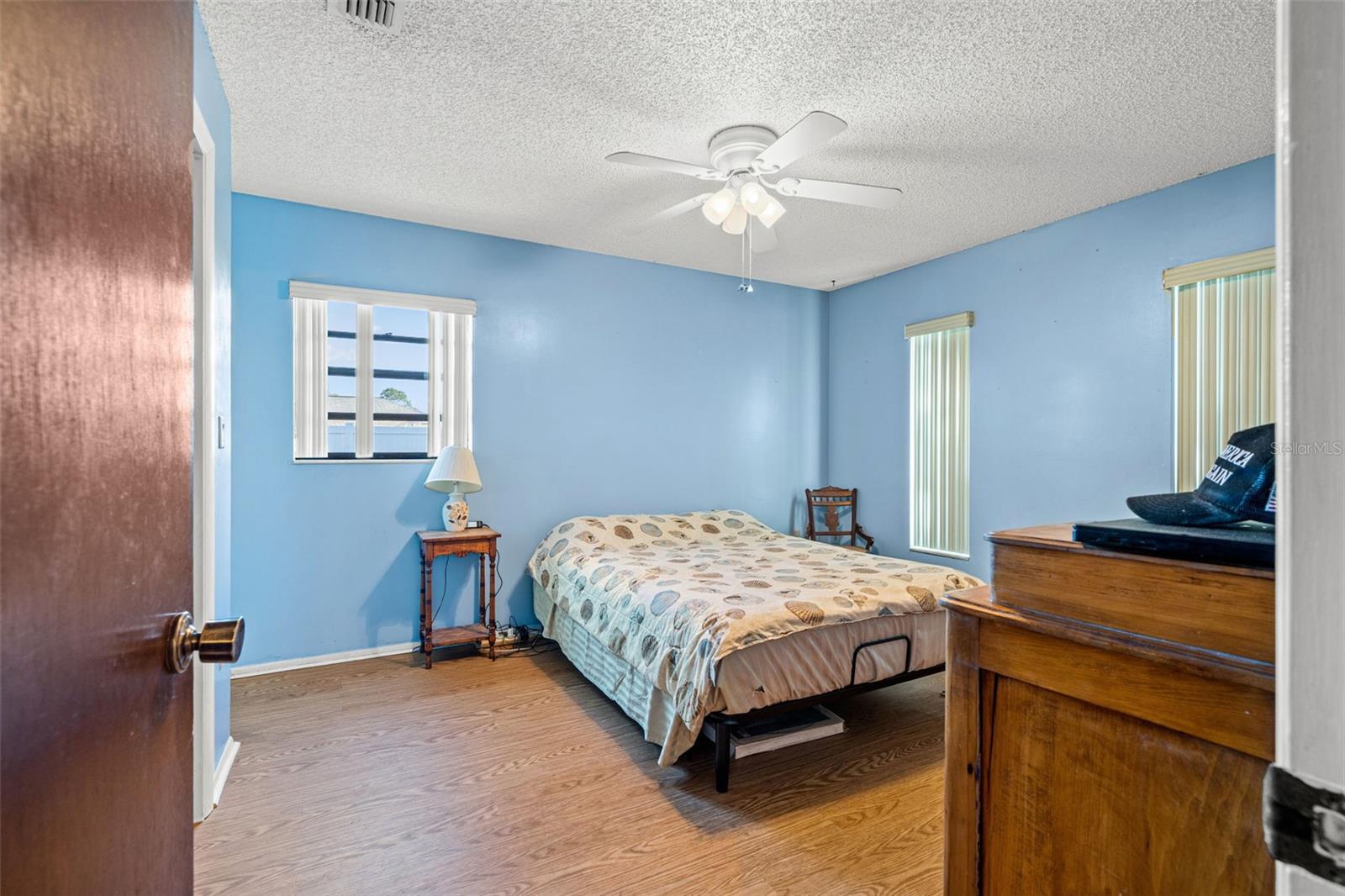 Listing photo id 7 for 9061 Byron Street