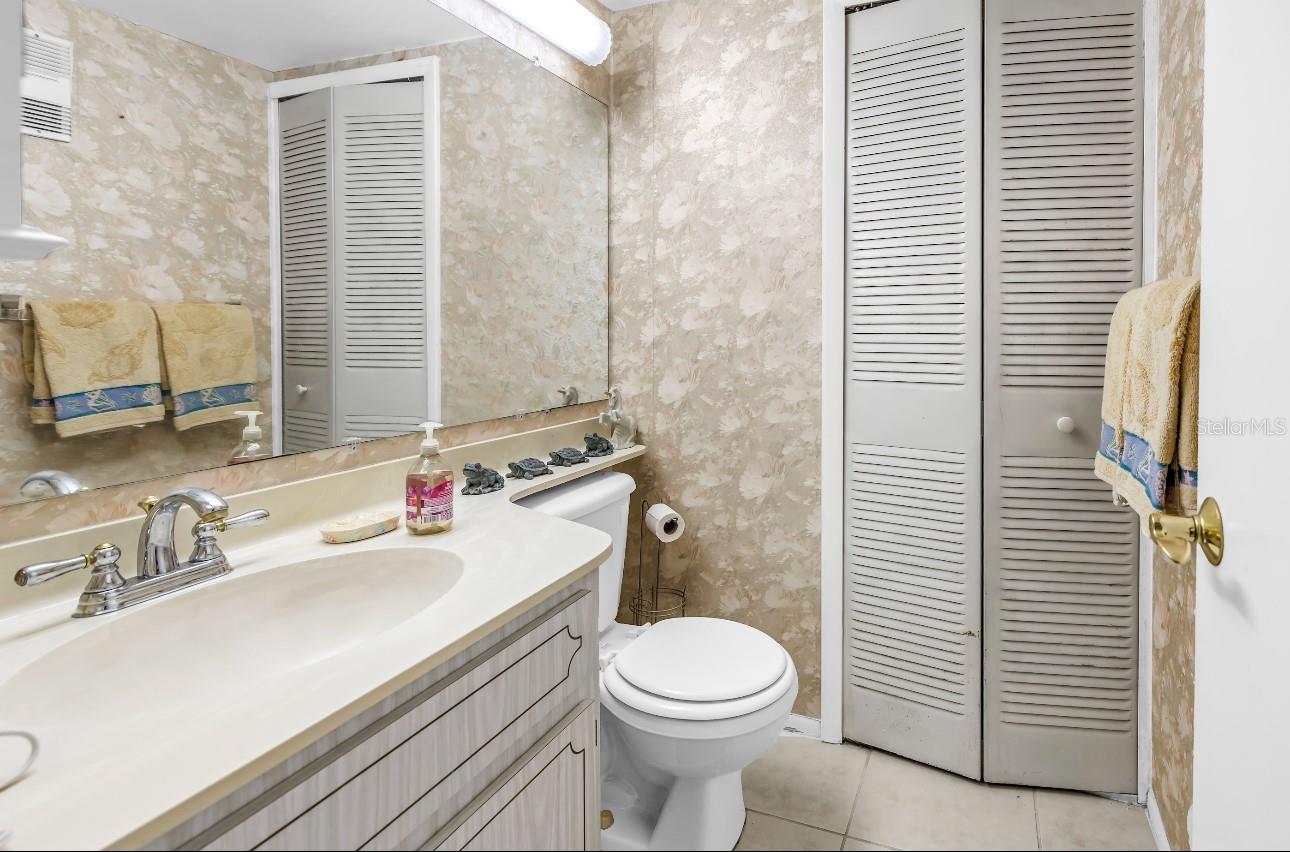 Image 4 of 26 For 7700 Sun Island Drive S 402