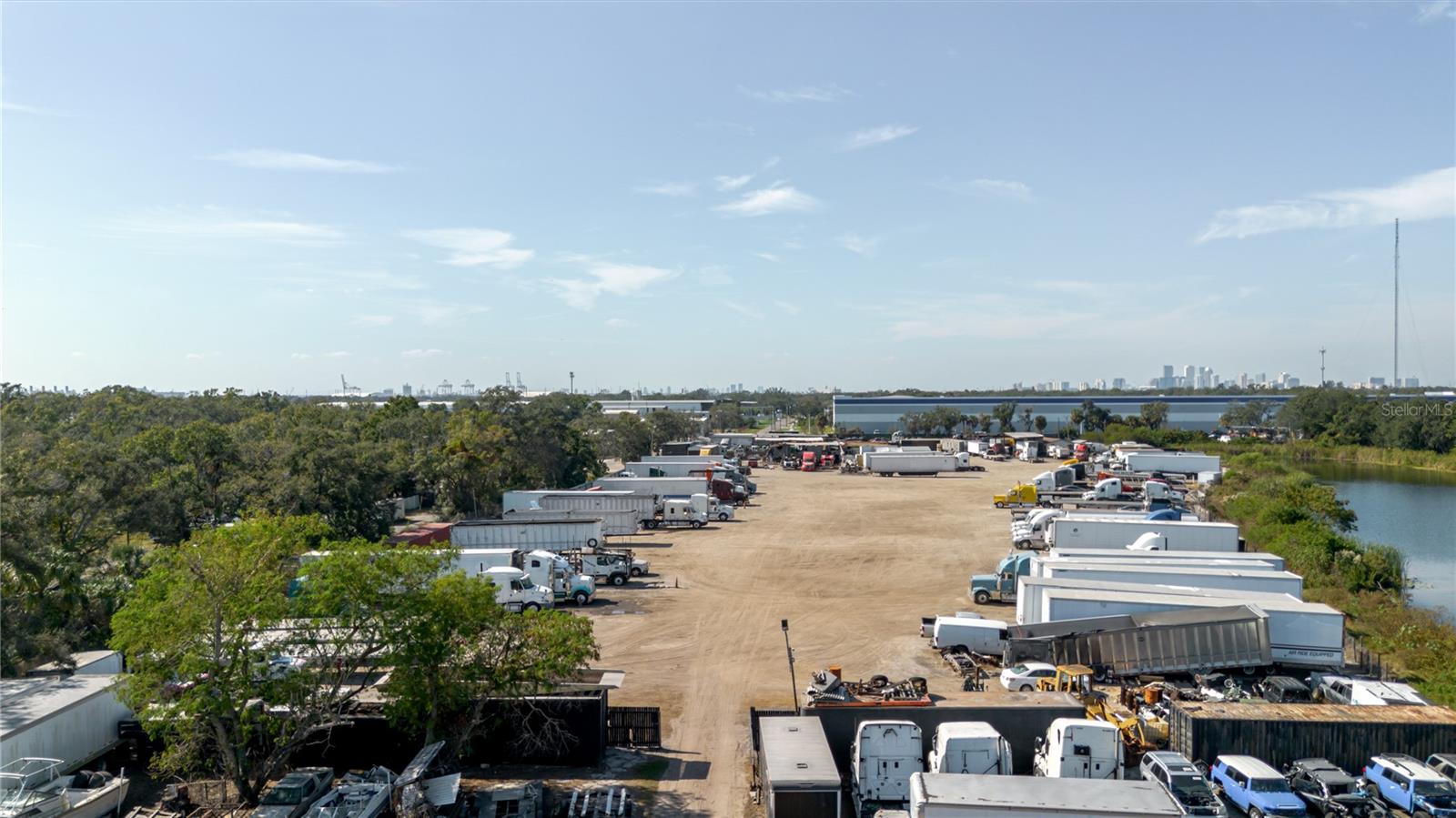 Listing photo id 18 for 5482 24th Avenue