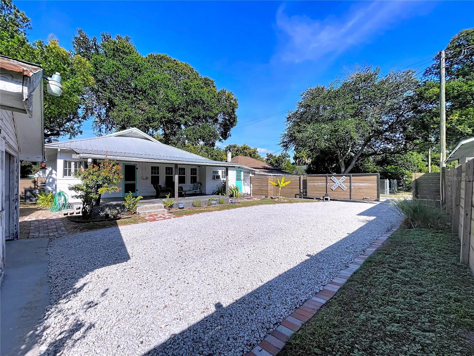 Image 25 of 38 For 901 Baker Street