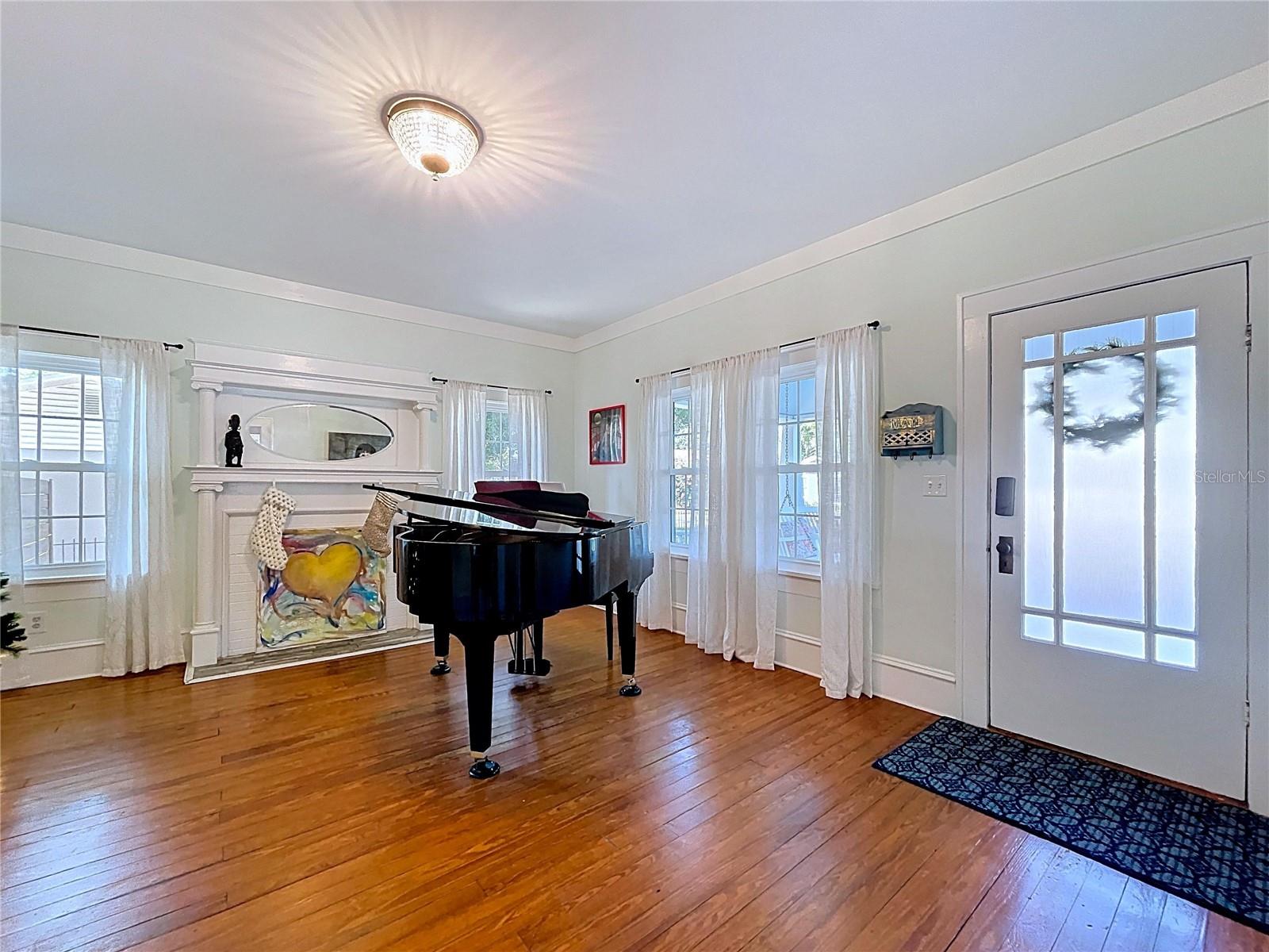 Image 7 of 38 For 901 Baker Street