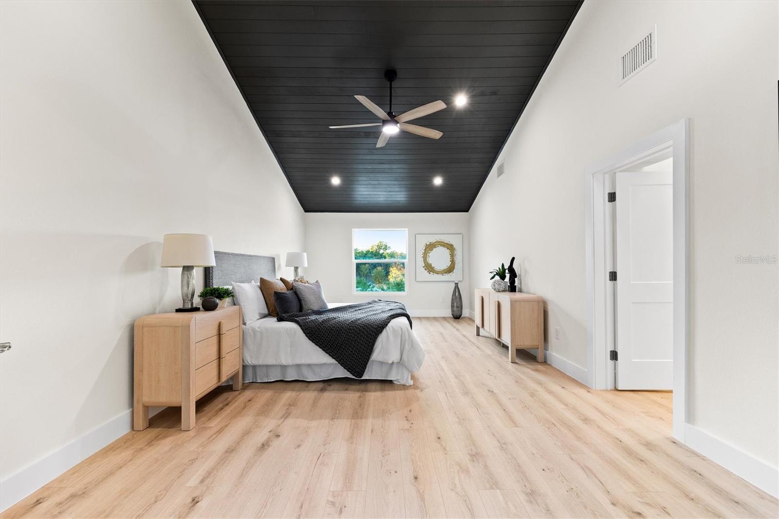 Image 47 of 77 For 9871 Lakeview Drive