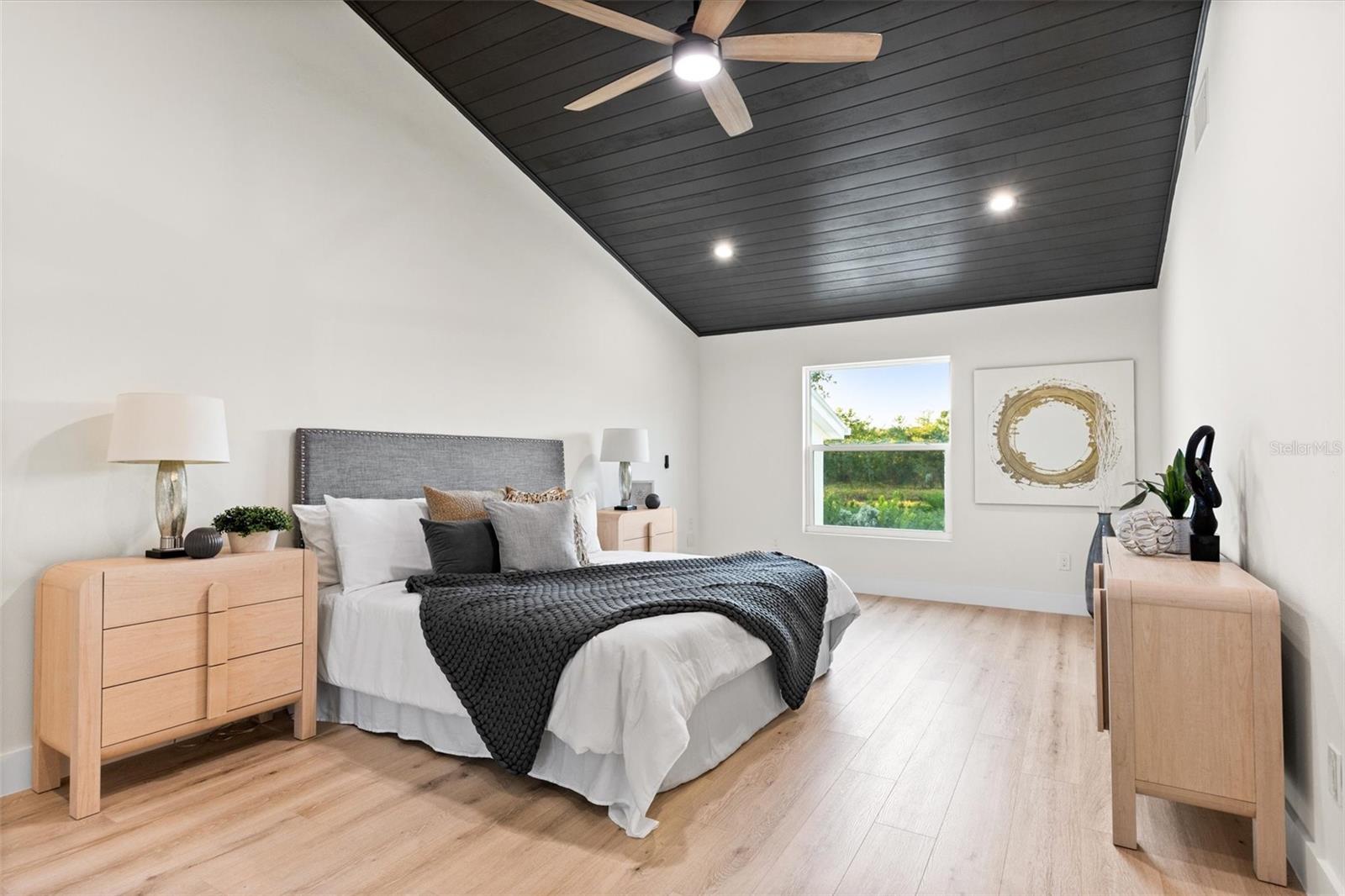 Image 48 of 77 For 9871 Lakeview Drive