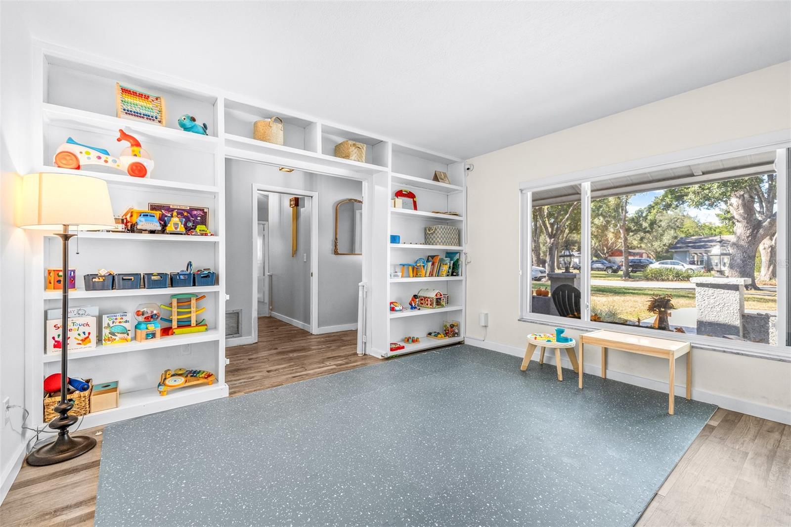 Image 13 of 43 For 15401 Woodcastle Place