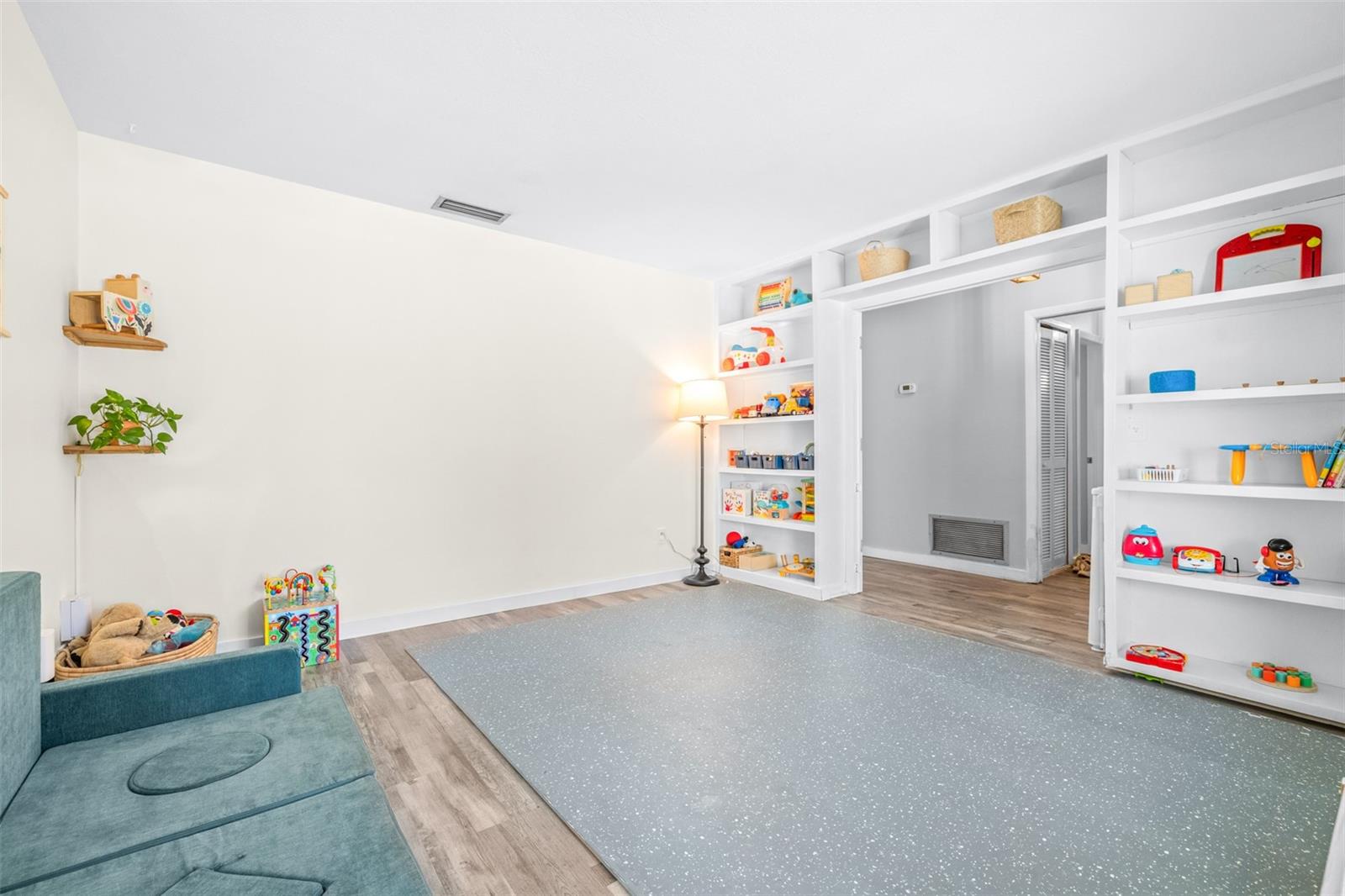 Image 14 of 43 For 15401 Woodcastle Place