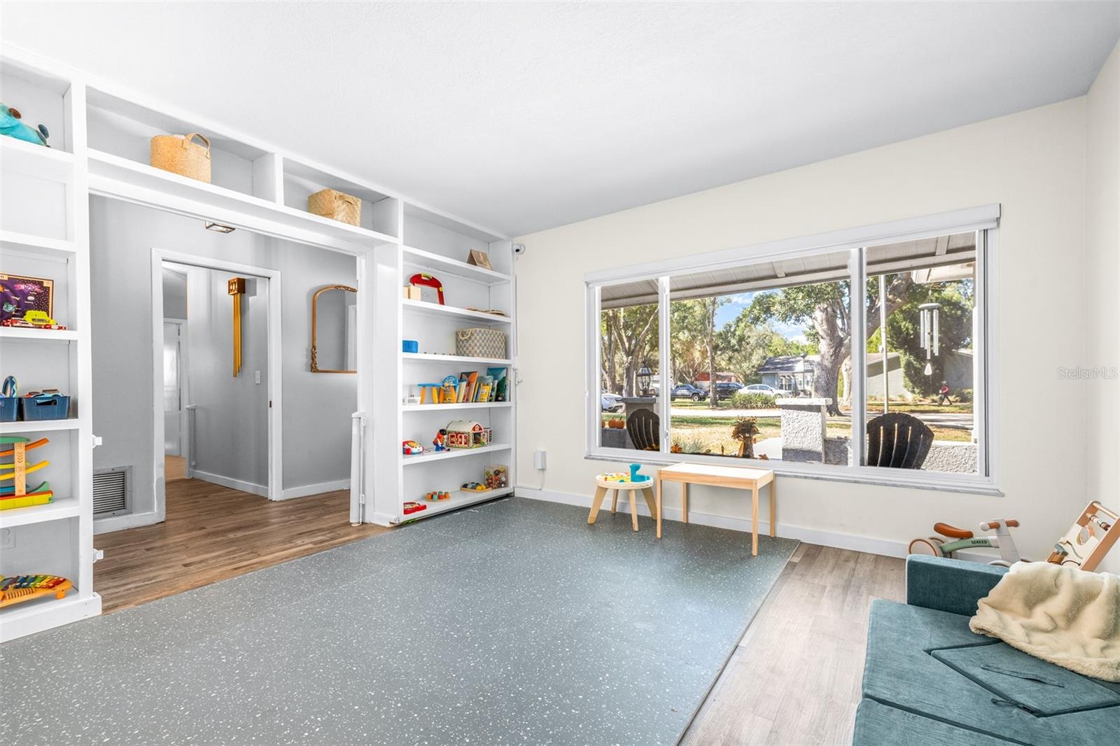 Image 4 of 43 For 15401 Woodcastle Place