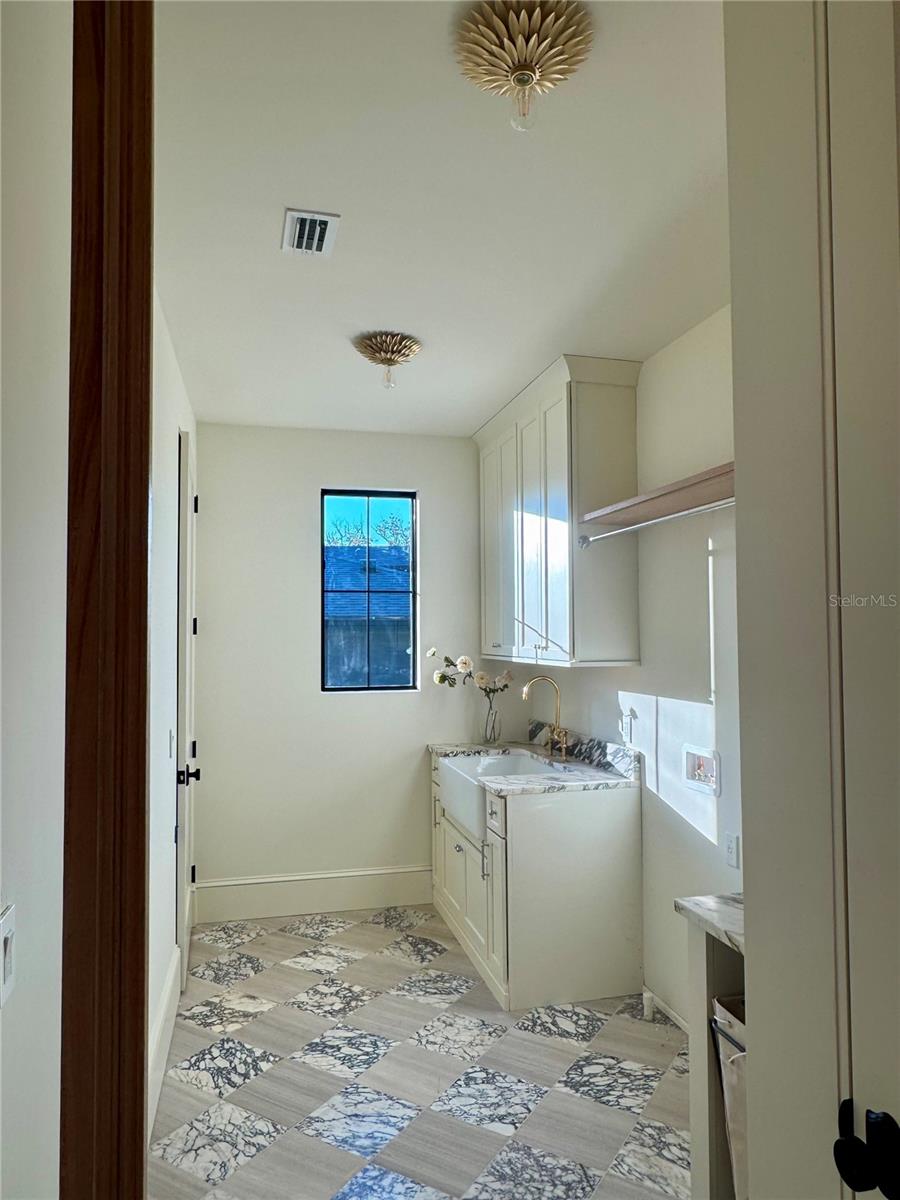 Image 18 of 29 For 706 Amelia Avenue