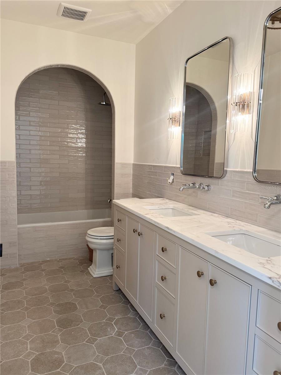 Image 19 of 29 For 706 Amelia Avenue