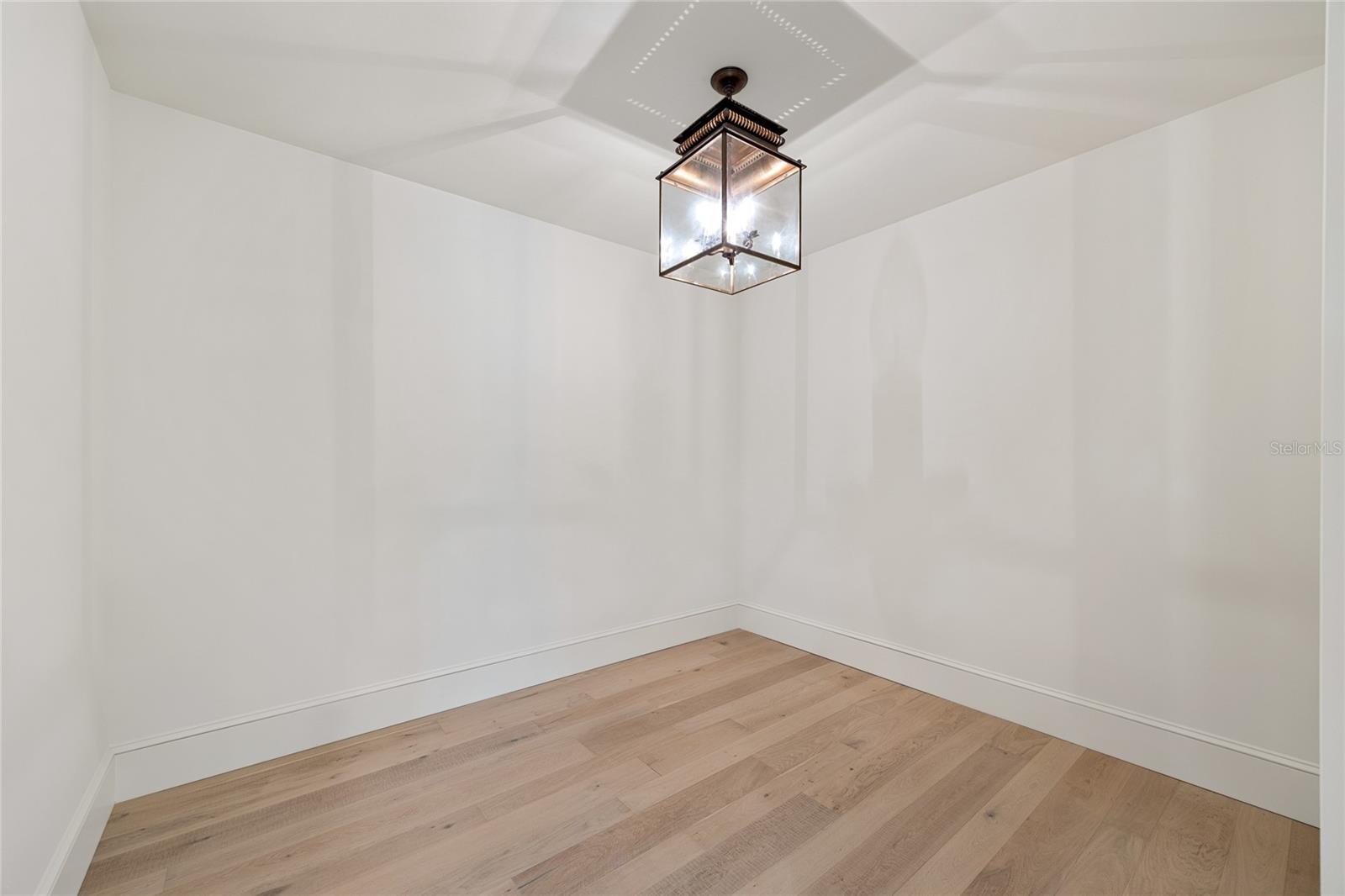 Image 35 of 48 For 706 Amelia Avenue